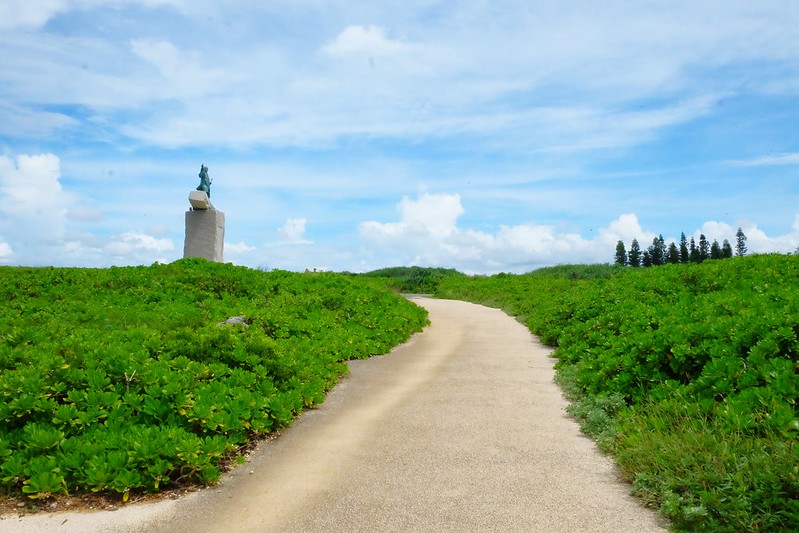 日本沖繩｜殘波岬燈塔．沖繩本島最西邊的夕陽美景，綿延2公里的天然斷崖 @飛天璇的口袋