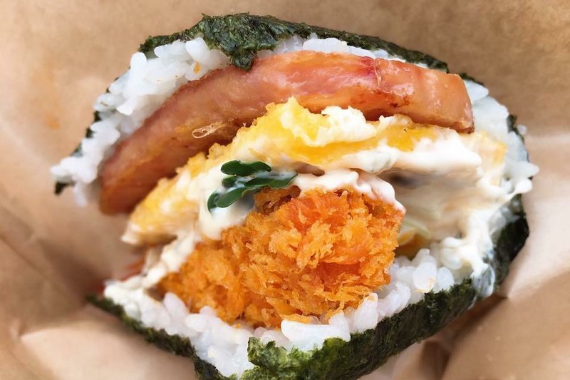 日本沖繩｜珀塔瑪豬排蛋飯糰總店．牧志市場排隊美食，每間店都有限定口味 @飛天璇的口袋