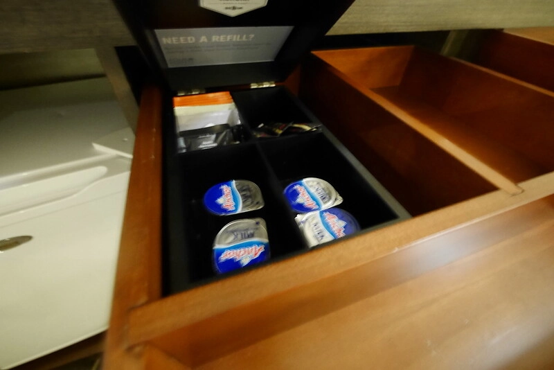 澳洲珀斯｜Four Points By Sheraton 福朋喜來登飯店，珀斯體育館正對面，隔壁有便利商店 @飛天璇的口袋