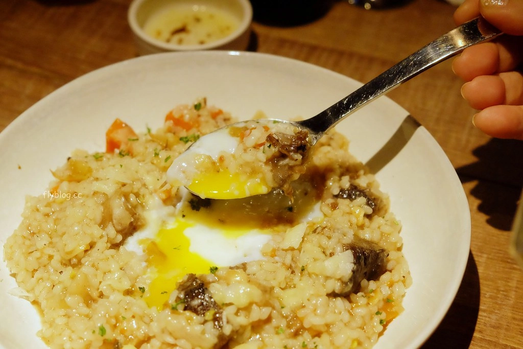 台北信義｜請請義大利麵逸仙店，餐點好吃份量又多，披薩甜點也很好吃，台北義式餐廳推薦 @飛天璇的口袋