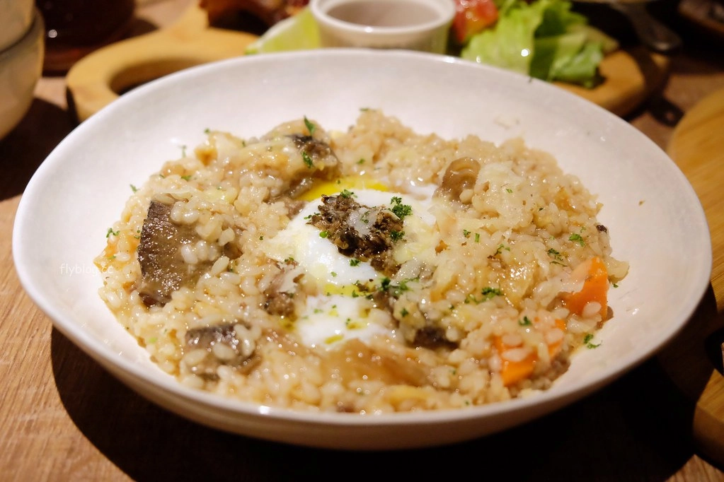 台北信義｜請請義大利麵逸仙店，餐點好吃份量又多，披薩甜點也很好吃，台北義式餐廳推薦 @飛天璇的口袋