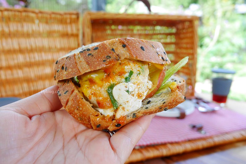 台中新社｜緩慢尋路香草House．住在薰衣草森林裡享受大自然，晚上觀賞夜間童話旋轉木馬 @飛天璇的口袋