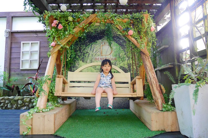 台中新社｜緩慢尋路香草House．住在薰衣草森林裡享受大自然，晚上觀賞夜間童話旋轉木馬 @飛天璇的口袋