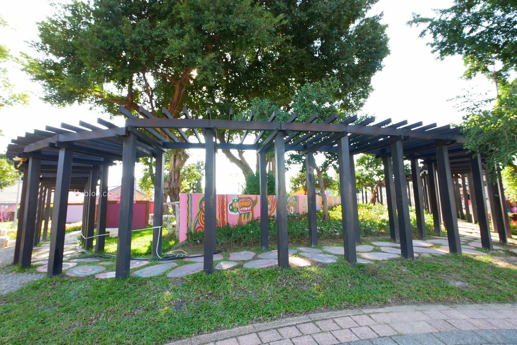 彩虹眷村┃台中景點：知名旅遊雜誌選為世界的秘密奇跡，可愛夢幻版的彩繪童話世界 @飛天璇的口袋