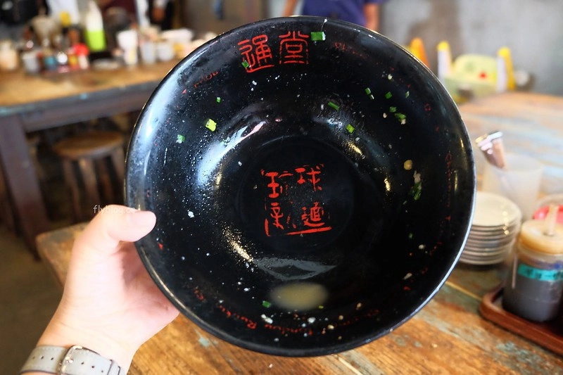 日本沖繩｜通堂拉麵 小祿本店．沖繩超人氣排隊美食，男人味拉麵與女人味拉麵 @飛天璇的口袋