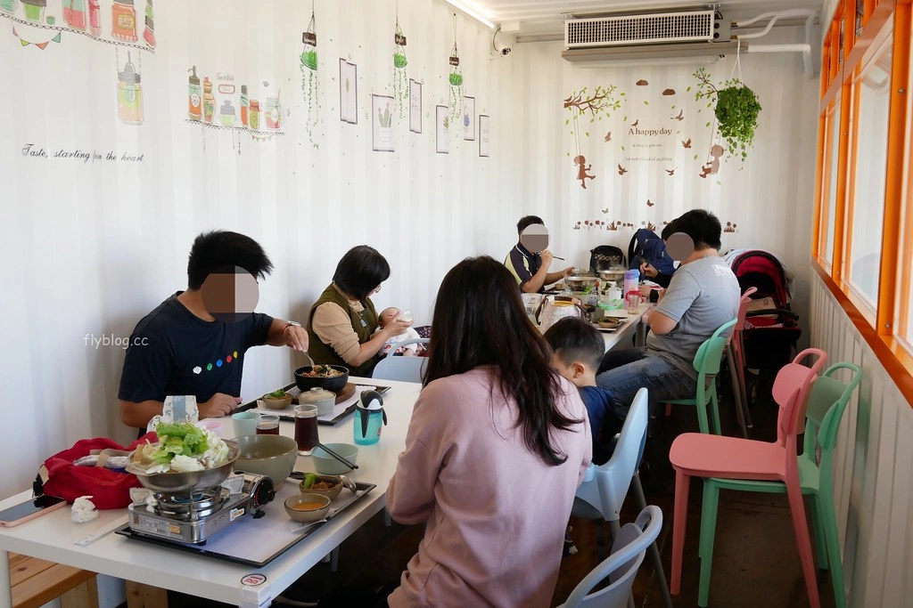 遊戲方塊PLAY食堂｜員林貨櫃屋親子餐廳，兩層樓溜滑梯、戶外草皮、動力砂、大黑板、魚池，小孩子殺體力的好地方 @飛天璇的口袋