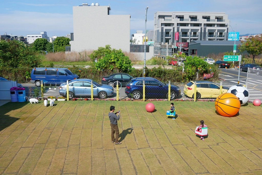 遊戲方塊PLAY食堂｜員林貨櫃屋親子餐廳，兩層樓溜滑梯、戶外草皮、動力砂、大黑板、魚池，小孩子殺體力的好地方 @飛天璇的口袋