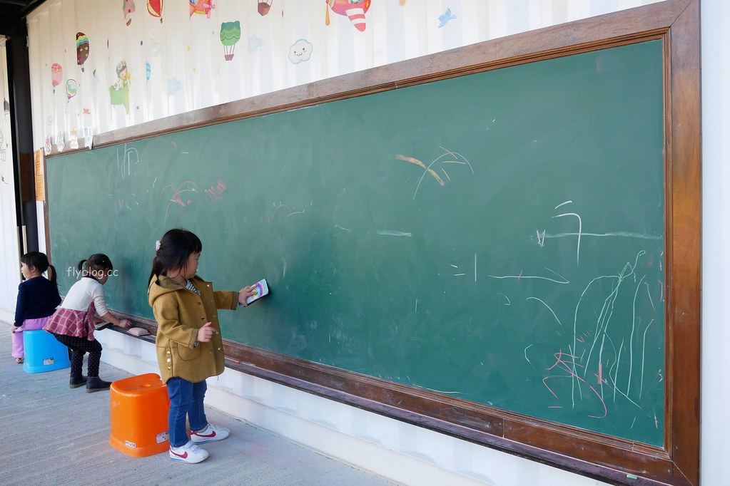 遊戲方塊PLAY食堂｜員林貨櫃屋親子餐廳，兩層樓溜滑梯、戶外草皮、動力砂、大黑板、魚池，小孩子殺體力的好地方 @飛天璇的口袋