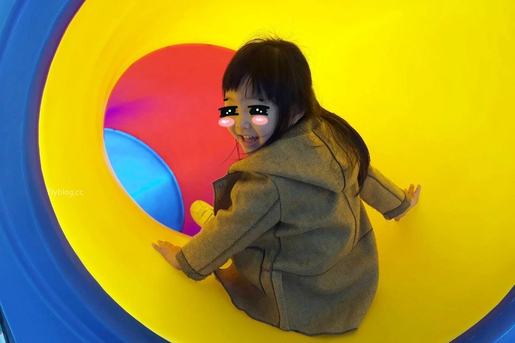 遊戲方塊PLAY食堂｜員林貨櫃屋親子餐廳，兩層樓溜滑梯、戶外草皮、動力砂、大黑板、魚池，小孩子殺體力的好地方 @飛天璇的口袋