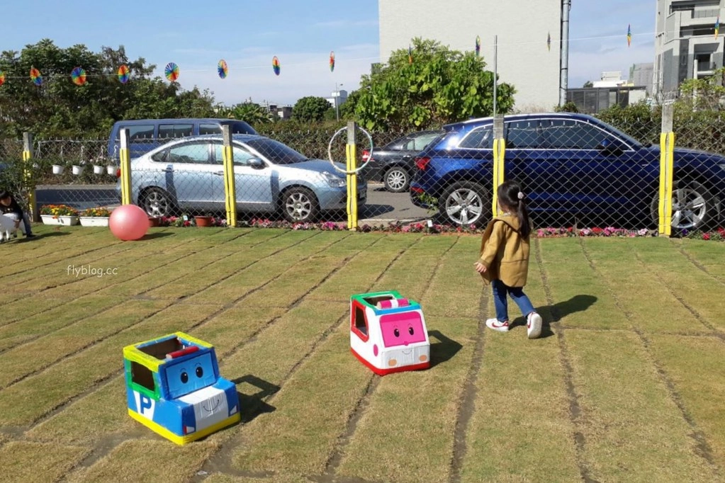 遊戲方塊PLAY食堂｜員林貨櫃屋親子餐廳，兩層樓溜滑梯、戶外草皮、動力砂、大黑板、魚池，小孩子殺體力的好地方 @飛天璇的口袋
