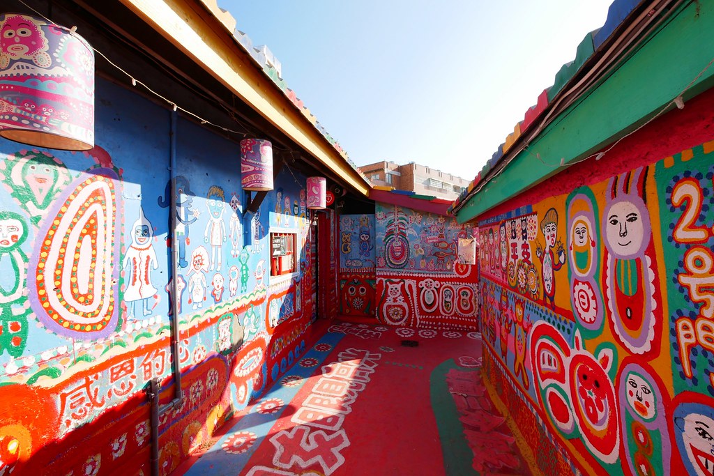 彩虹眷村┃台中景點：知名旅遊雜誌選為世界的秘密奇跡，可愛夢幻版的彩繪童話世界 @飛天璇的口袋
