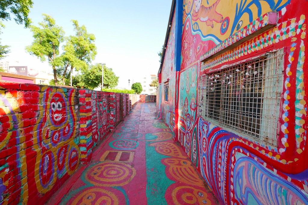 彩虹眷村┃台中景點：知名旅遊雜誌選為世界的秘密奇跡，可愛夢幻版的彩繪童話世界 @飛天璇的口袋