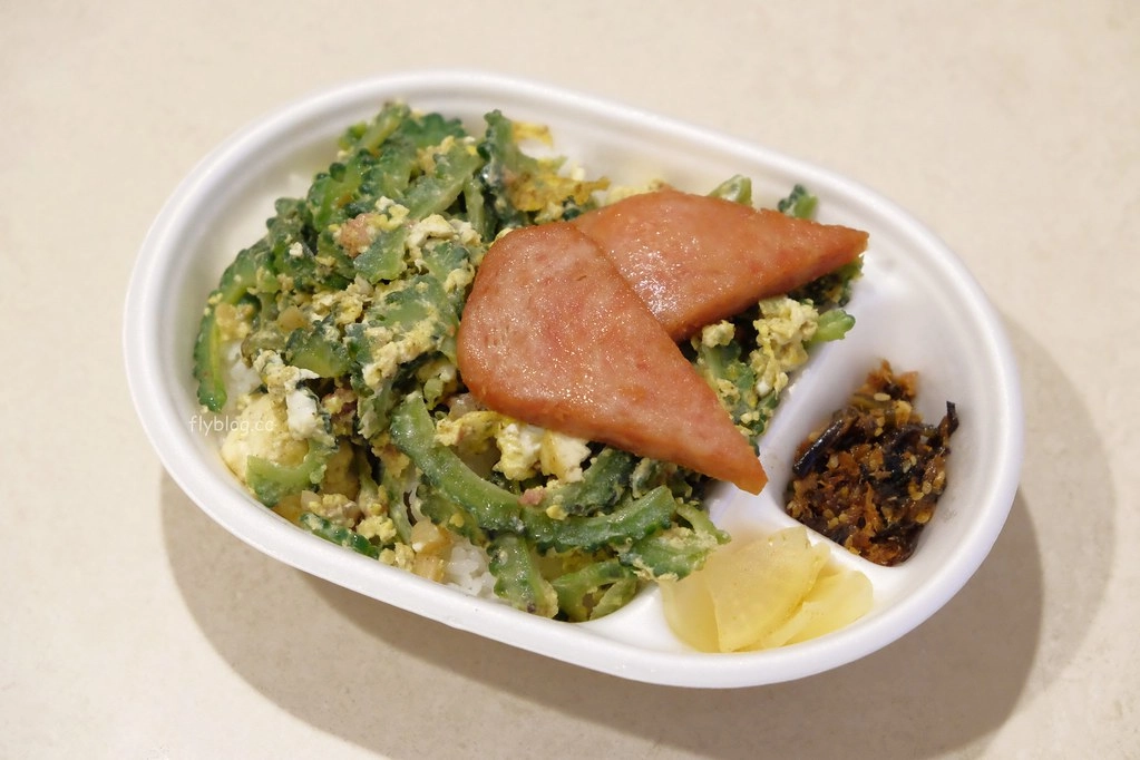 日本沖繩｜Hotto Motto便當．日本HM連鎖平價便當店，沖繩限定版苦瓜便當 @飛天璇的口袋