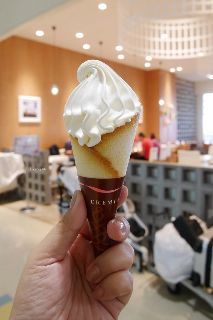 日本沖繩｜Cremia 克雷米爾．那霸機場離境前花光日幣，來一支北海道戀人霜淇淋 @飛天璇的口袋
