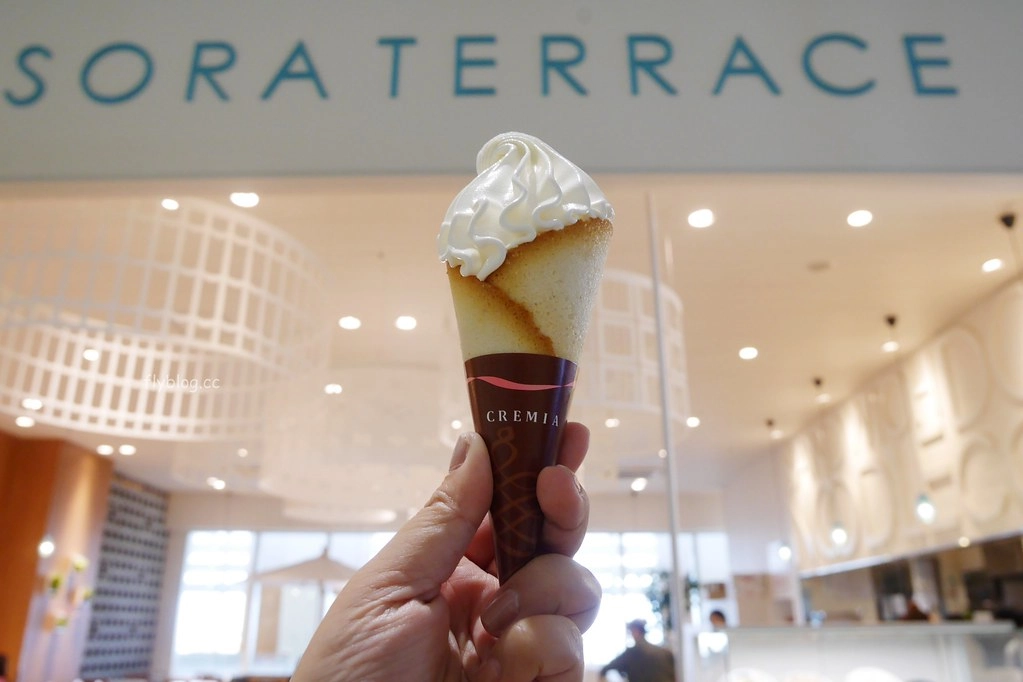 日本沖繩｜Cremia 克雷米爾．那霸機場離境前花光日幣，來一支北海道戀人霜淇淋 @飛天璇的口袋
