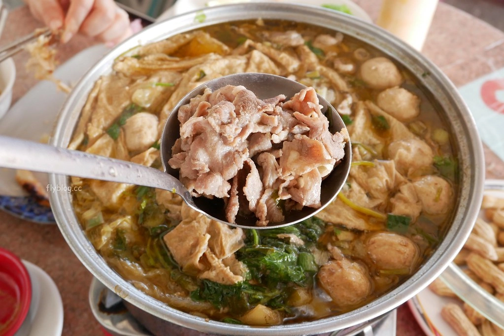 清泉崗羊肉爐｜社團網友大力推薦的精誠羊肉爐，好像在吃露天流水席的氛圍 @飛天璇的口袋