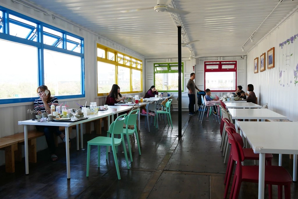 遊戲方塊PLAY食堂｜員林貨櫃屋親子餐廳，兩層樓溜滑梯、戶外草皮、動力砂、大黑板、魚池，小孩子殺體力的好地方 @飛天璇的口袋