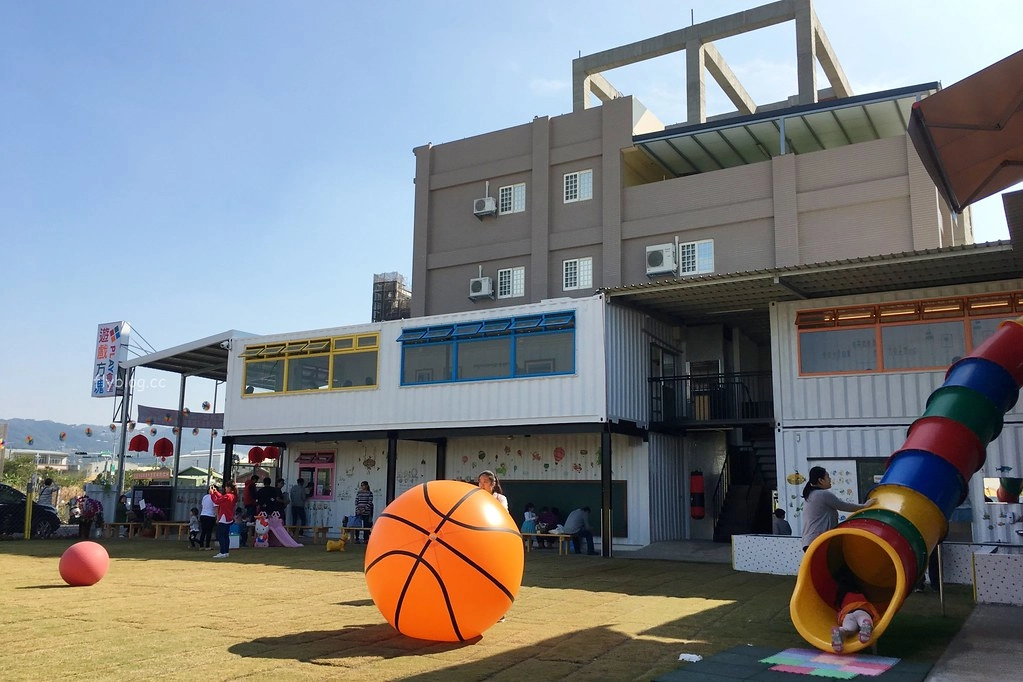 遊戲方塊PLAY食堂｜員林貨櫃屋親子餐廳，兩層樓溜滑梯、戶外草皮、動力砂、大黑板、魚池，小孩子殺體力的好地方 @飛天璇的口袋