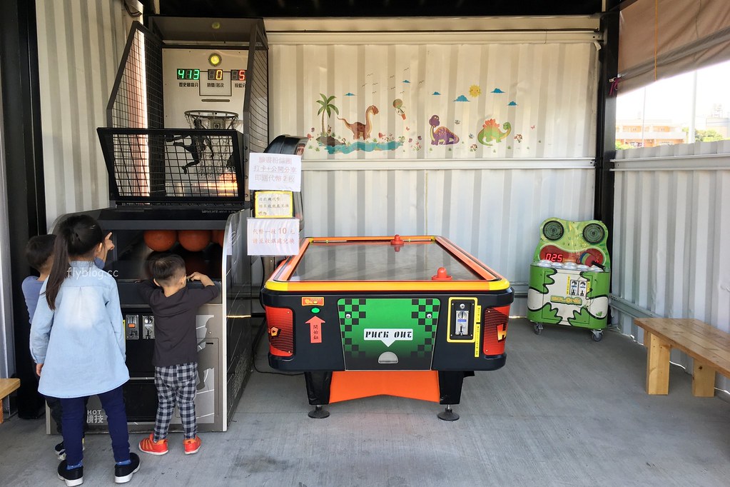 遊戲方塊PLAY食堂｜員林貨櫃屋親子餐廳，兩層樓溜滑梯、戶外草皮、動力砂、大黑板、魚池，小孩子殺體力的好地方 @飛天璇的口袋