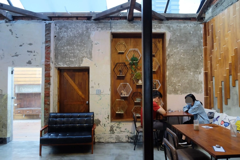 台中西區｜堅果小巷，超美落地窗玻璃屋老宅建築，餐點用心好吃變化性高 @飛天璇的口袋