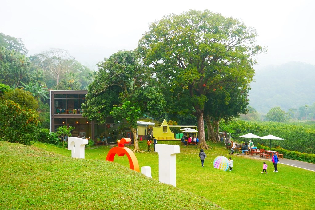 苗栗頭屋｜橙香森林．森林裡面的浪漫玻璃屋，有大片草原和橙香隧道 @飛天璇的口袋