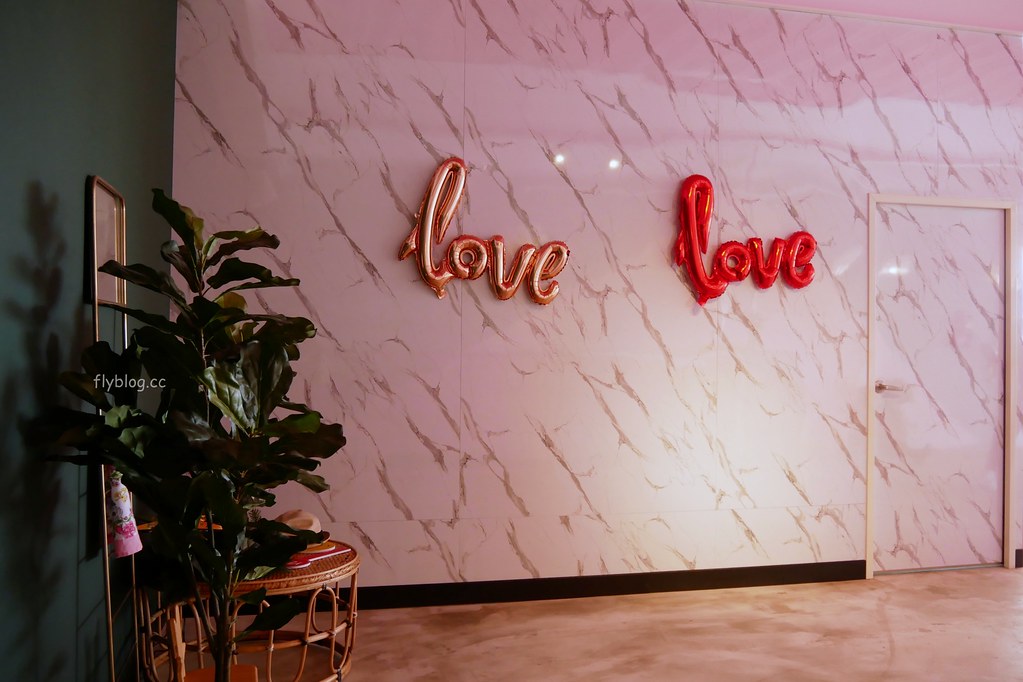 大坑情人橋全家便利商店┃台中旅遊：充滿粉紅色浪漫風情的新IG打卡聖地~粉紅盪秋千、旋轉木馬、網美拍照牆、可愛佩佩豬 @飛天璇的口袋