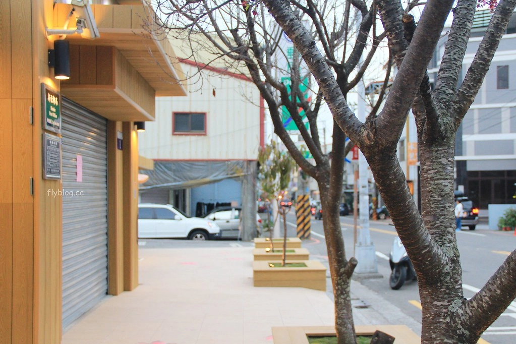 新社郵局｜充滿童趣的可愛郵局，以地方特產香菇為主題，櫻花盛開時更添浪漫 @飛天璇的口袋