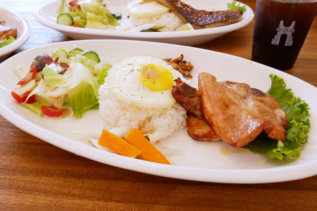 貓門．MOMENT┃台中南屯：彩虹眷村對面景觀餐點，環境不錯餐點我覺得還有進步空間 @飛天璇的口袋