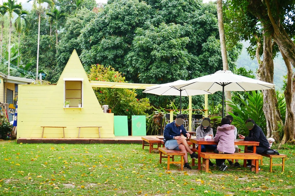 苗栗頭屋｜橙香森林．森林裡面的浪漫玻璃屋，有大片草原和橙香隧道 @飛天璇的口袋