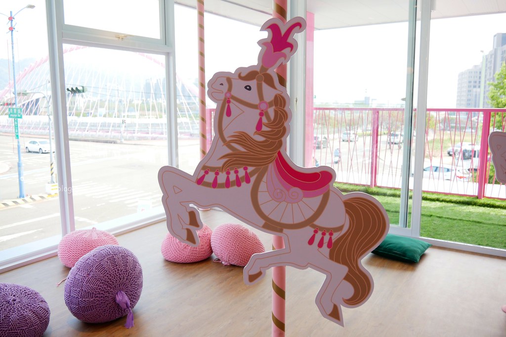 大坑情人橋全家便利商店┃台中旅遊：充滿粉紅色浪漫風情的新IG打卡聖地~粉紅盪秋千、旋轉木馬、網美拍照牆、可愛佩佩豬 @飛天璇的口袋