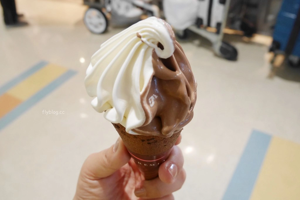 日本沖繩｜Cremia 克雷米爾．那霸機場離境前花光日幣，來一支北海道戀人霜淇淋 @飛天璇的口袋