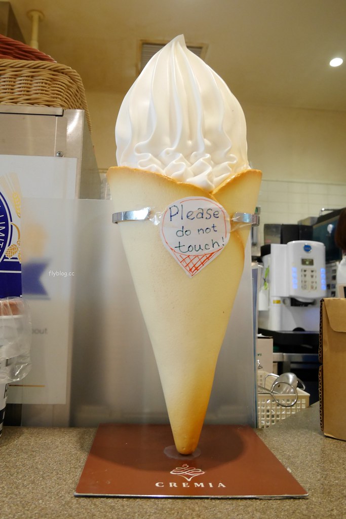 日本沖繩｜Cremia 克雷米爾．那霸機場離境前花光日幣，來一支北海道戀人霜淇淋 @飛天璇的口袋