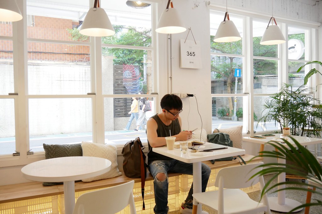 台北中正｜Jelly Jelly慢工烘焙，純白建築IG超夯打卡店，網路熱門甜點店轉實體店家 @飛天璇的口袋