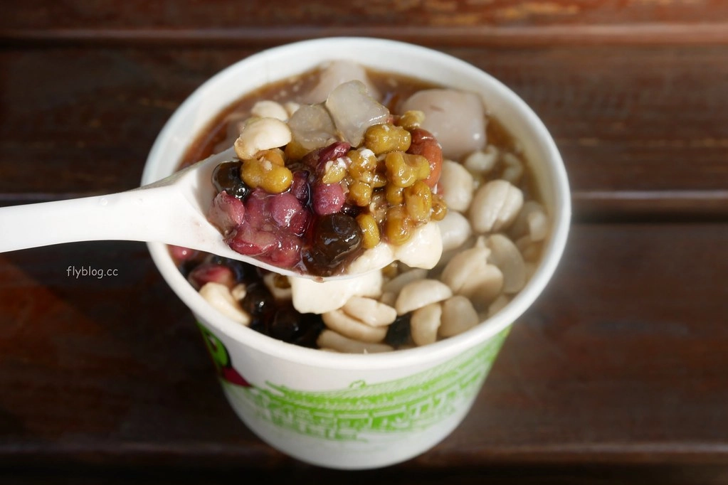 台中西區｜民生路無名豆花．一天只營業4.5小時的豆花店，9種配料滿滿滿只要50元 @飛天璇的口袋