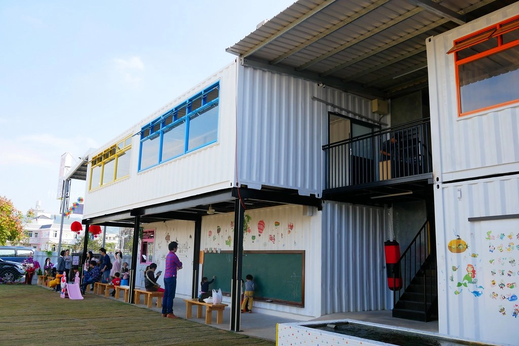 遊戲方塊PLAY食堂｜員林貨櫃屋親子餐廳，兩層樓溜滑梯、戶外草皮、動力砂、大黑板、魚池，小孩子殺體力的好地方 @飛天璇的口袋