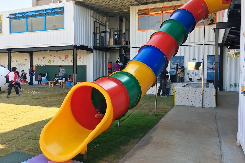 遊戲方塊PLAY食堂｜員林貨櫃屋親子餐廳，兩層樓溜滑梯、戶外草皮、動力砂、大黑板、魚池，小孩子殺體力的好地方 @飛天璇的口袋
