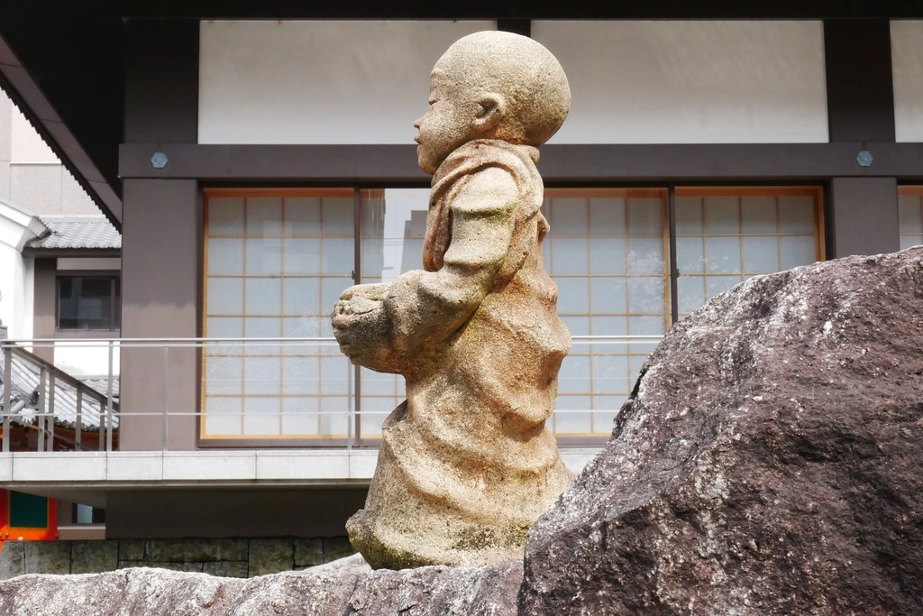 日本京都｜六角堂 X 星巴克｜日本Starbucks特色店，坐在落地窗前欣賞千年佛寺櫻花美景 @飛天璇的口袋