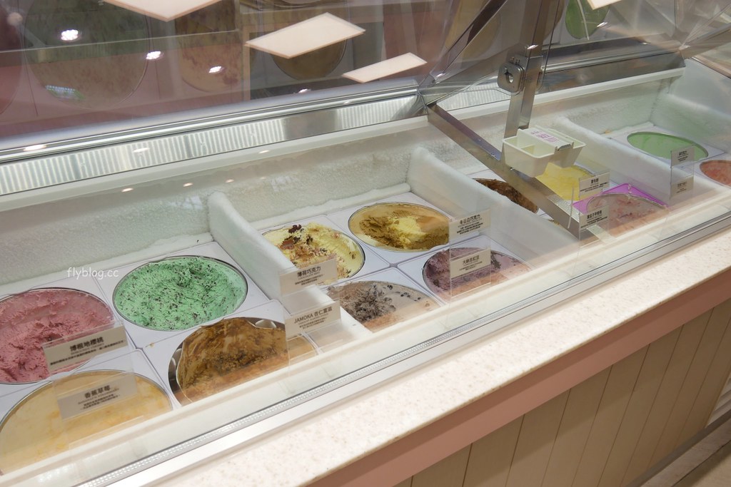 31冰淇淋┃台中三井：風靡美國的31冰淇淋又回台灣了，顏色紛繽濃郁滑順的好味道 @飛天璇的口袋