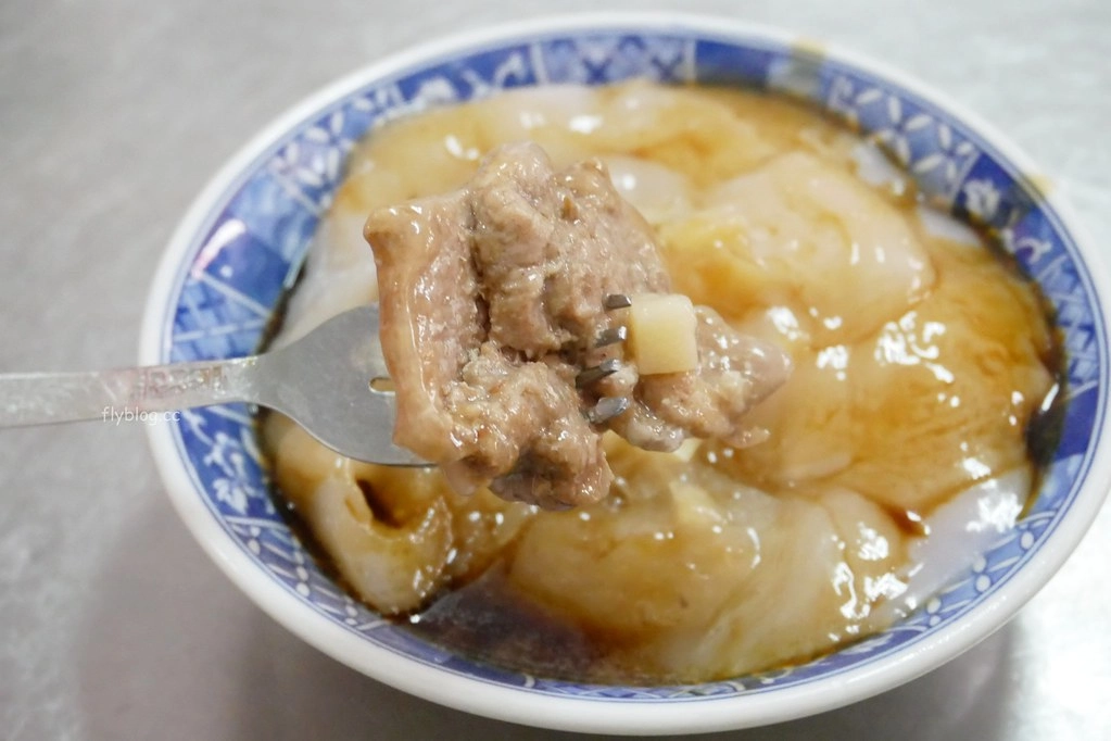 董家肉圓｜水里必吃「董家肉圓」三哥的店，吃完肉圓皮再加大骨湯 @飛天璇的口袋