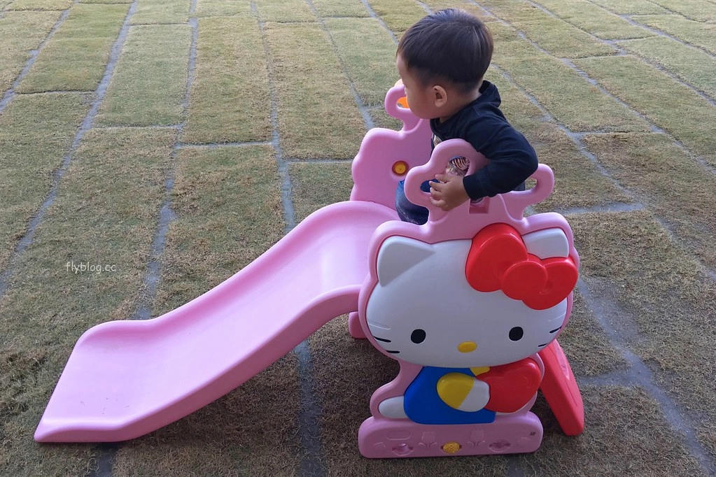 遊戲方塊PLAY食堂｜員林貨櫃屋親子餐廳，兩層樓溜滑梯、戶外草皮、動力砂、大黑板、魚池，小孩子殺體力的好地方 @飛天璇的口袋