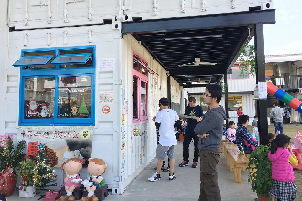 遊戲方塊PLAY食堂｜員林貨櫃屋親子餐廳，兩層樓溜滑梯、戶外草皮、動力砂、大黑板、魚池，小孩子殺體力的好地方 @飛天璇的口袋