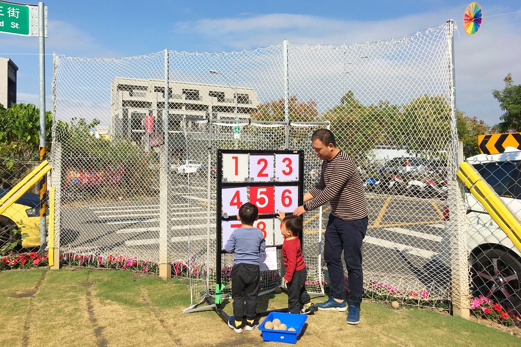 遊戲方塊PLAY食堂｜員林貨櫃屋親子餐廳，兩層樓溜滑梯、戶外草皮、動力砂、大黑板、魚池，小孩子殺體力的好地方 @飛天璇的口袋