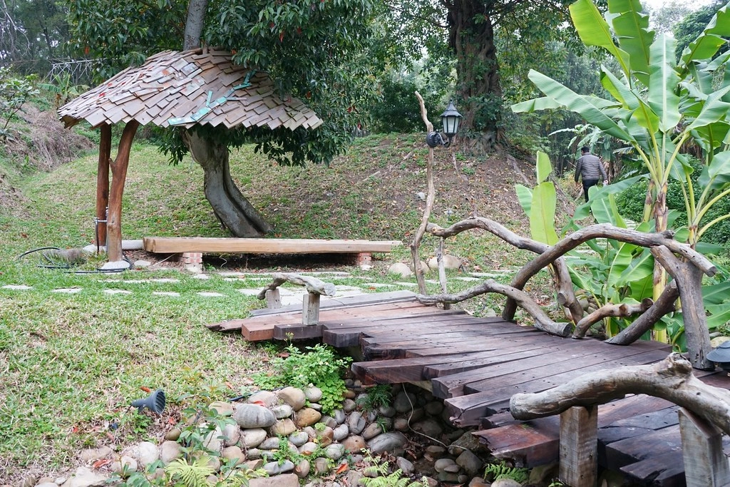 新竹香山｜Luau Pizza 柴寮披薩｜充滿異國風情的魔法小木屋，享受美食的同時又可以接觸大自然，新竹香山IG熱門打卡景點 @飛天璇的口袋