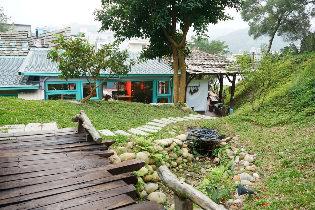 新竹香山｜Luau Pizza 柴寮披薩｜充滿異國風情的魔法小木屋，享受美食的同時又可以接觸大自然，新竹香山IG熱門打卡景點 @飛天璇的口袋