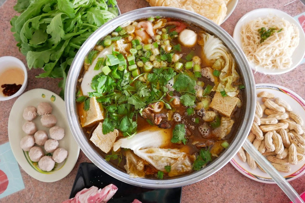 清泉崗羊肉爐｜社團網友大力推薦的精誠羊肉爐，好像在吃露天流水席的氛圍 @飛天璇的口袋