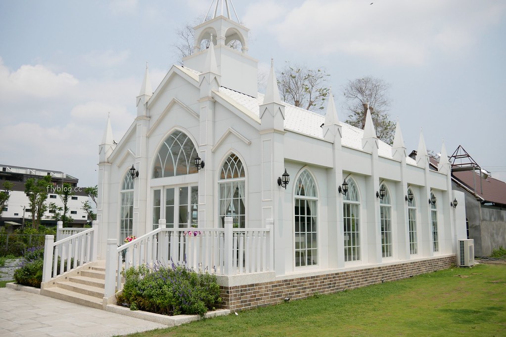 琉璃仙境｜員林超夯拍照景點琉璃仙境，魔戒哈比村、峇里島風餐廳、哥德式教堂、希臘式建築、沙坑大草皮 @飛天璇的口袋