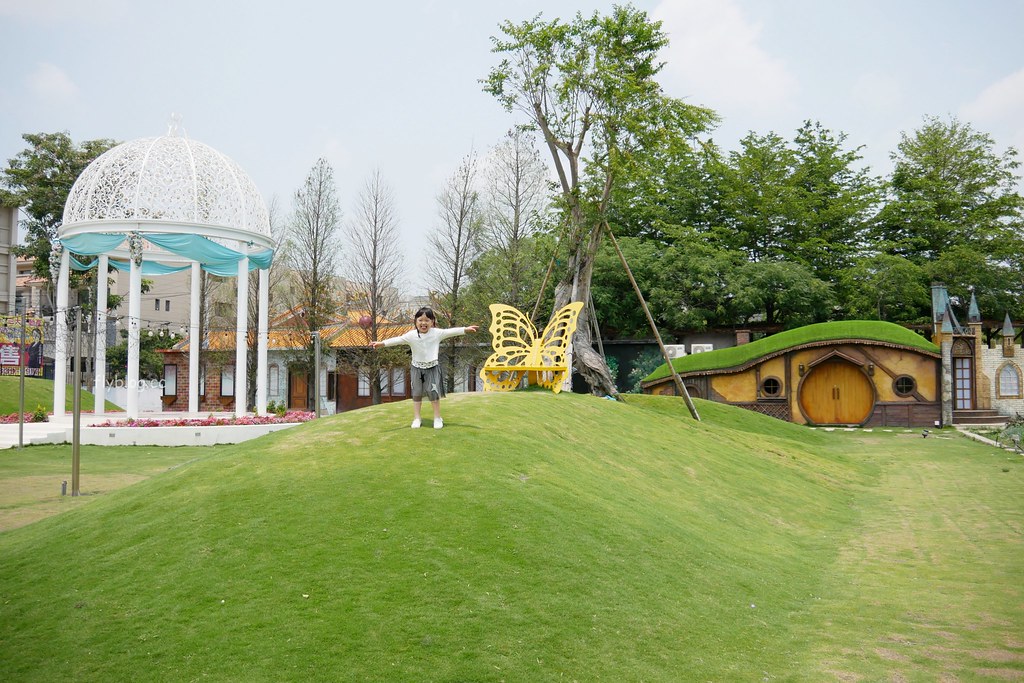 琉璃仙境｜員林超夯拍照景點琉璃仙境，魔戒哈比村、峇里島風餐廳、哥德式教堂、希臘式建築、沙坑大草皮 @飛天璇的口袋