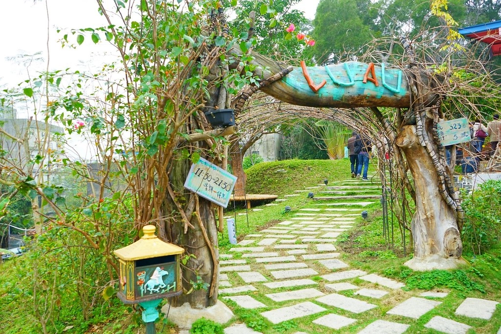 新竹香山｜Luau Pizza 柴寮披薩｜充滿異國風情的魔法小木屋，享受美食的同時又可以接觸大自然，新竹香山IG熱門打卡景點 @飛天璇的口袋