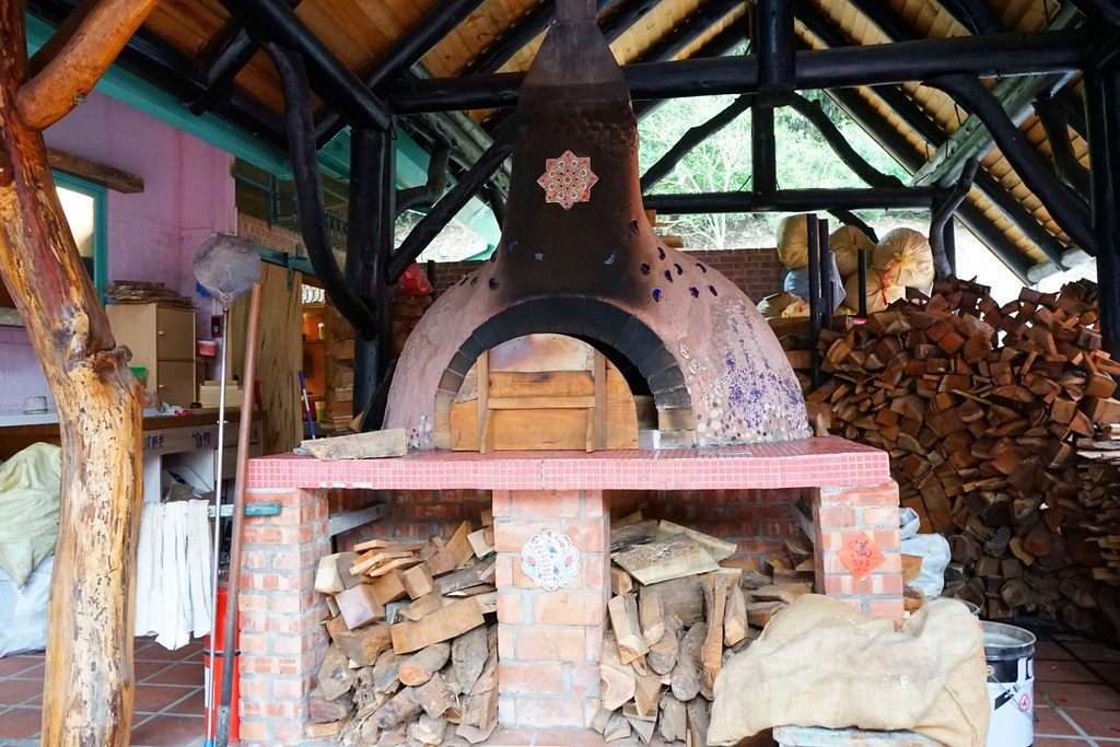 新竹香山｜Luau Pizza 柴寮披薩｜充滿異國風情的魔法小木屋，享受美食的同時又可以接觸大自然，新竹香山IG熱門打卡景點 @飛天璇的口袋