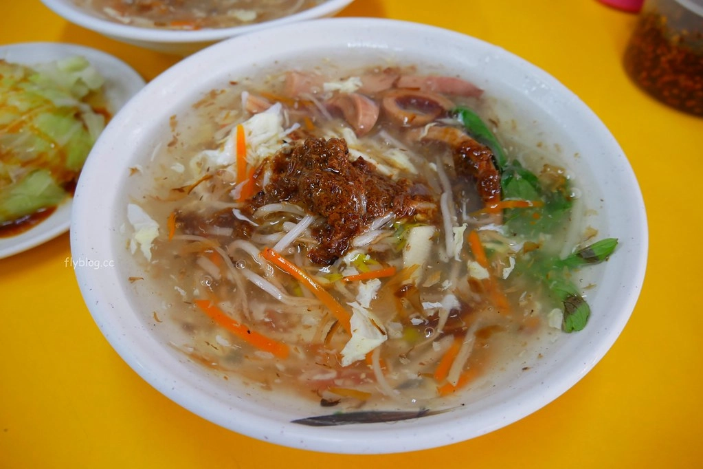 台中西區｜正老牌魷魚羹麵．第五市場超人氣小吃店，在地30年的樸實好味道 @飛天璇的口袋